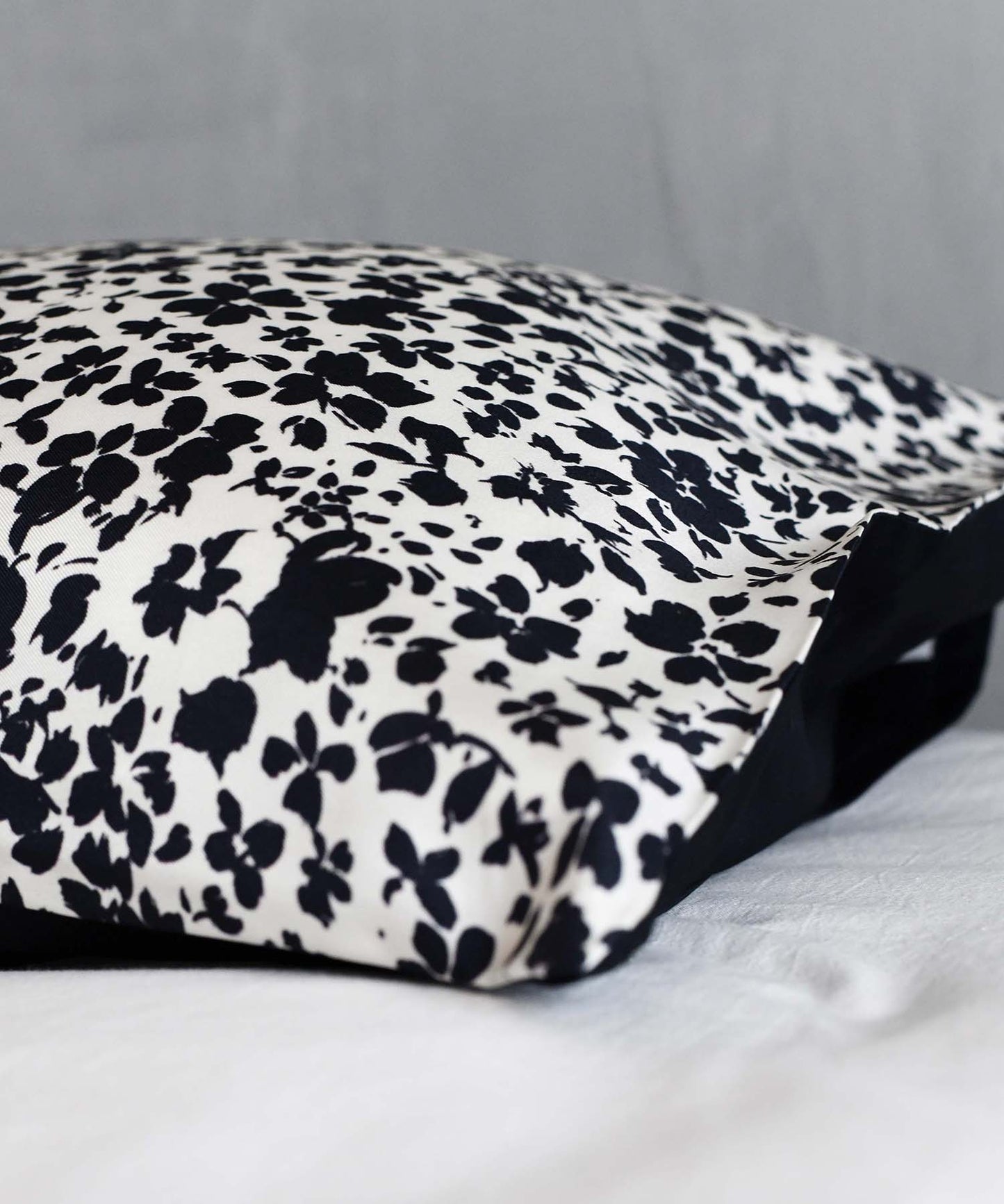 シルク ピローケース ホワイト×ブラックフラワー シルクツイル
