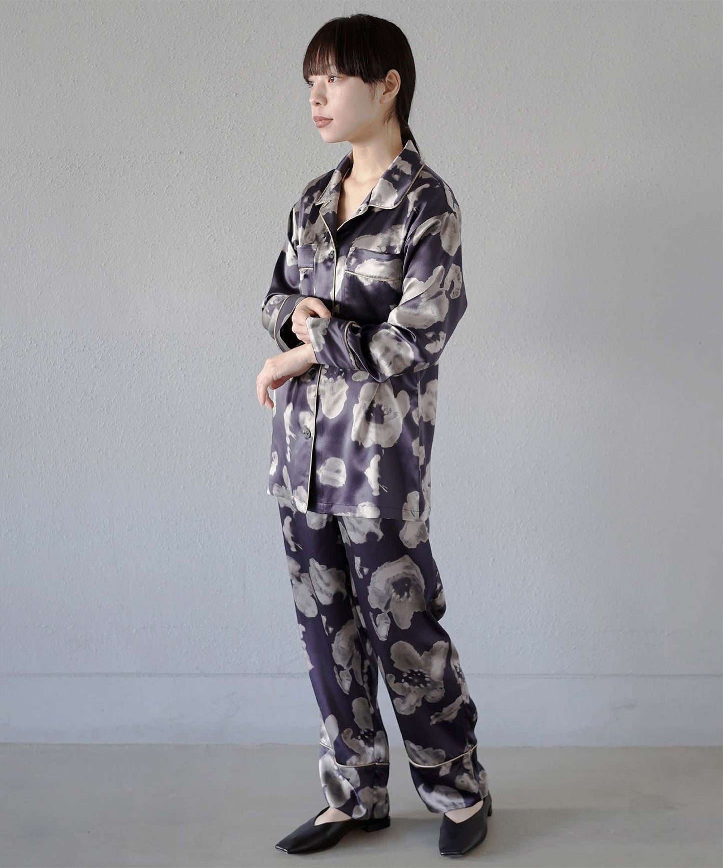 洗濯機で洗えるシルクパジャマ 日本製【レディース 長袖上下セット】サテン/ネイビー×グレーフラワー|SUBE