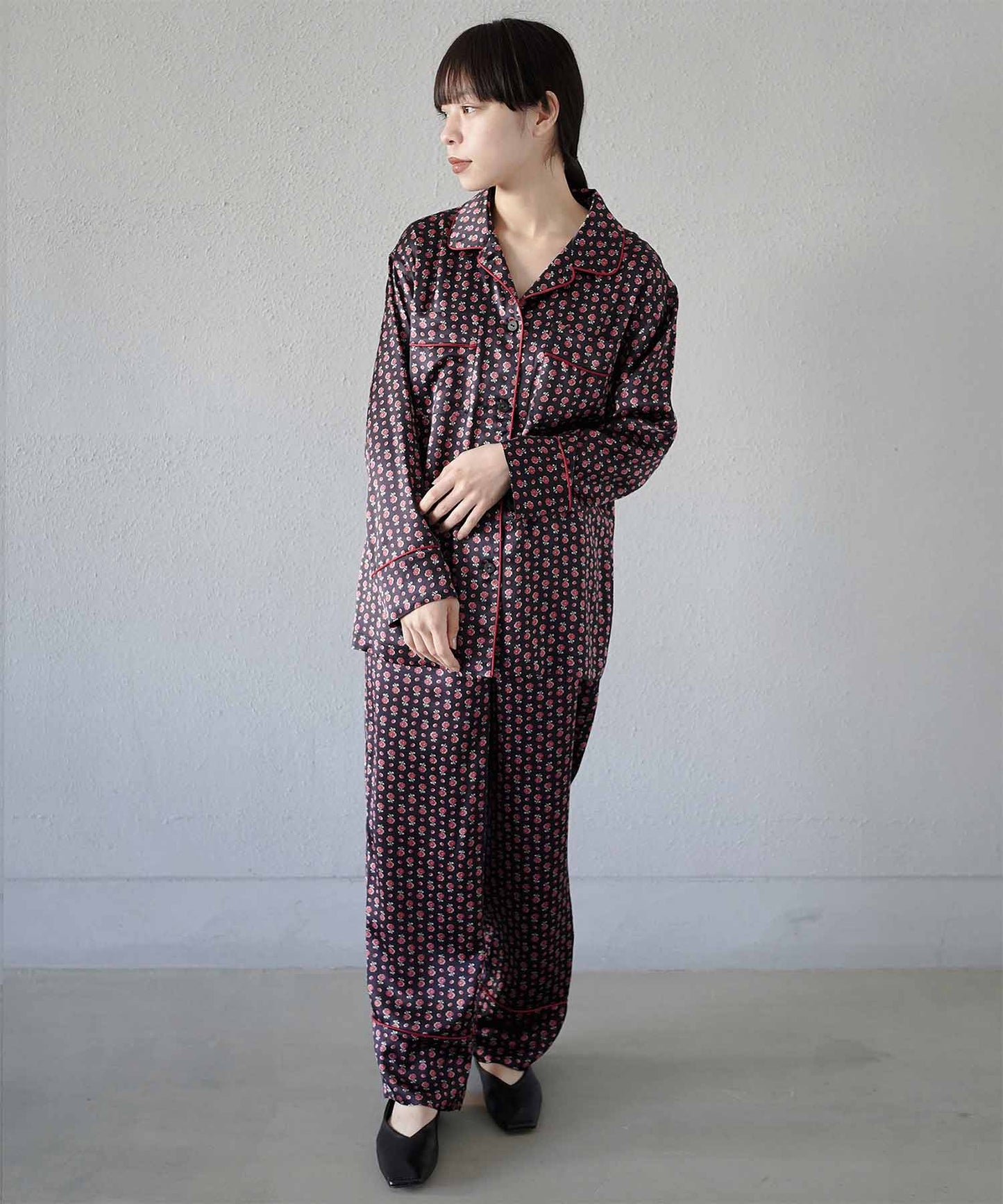 洗えるシルクパジャマ 日本製【レディース 長袖上下セット】サテン/ブラック×レッドプチフラワー|SUBE